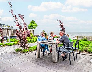 Gezellig terras met uitzicht op het water bij Vakantiehuis Pavilion Waterfront 4 in Bovenkarspel, Noord-Holland.