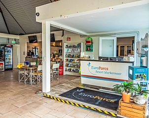 Receptie van EuroParcs Resort Markermeer bij Vakantiehuis Pavilion Waterfront 4 in Bovenkarspel, Noord-Holland.