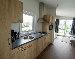 Moderne keuken in Vakantiehuis Pavilion 4, Bovenkarspel, perfect voor culinaire avonturen aan de IJsselmeerkust.