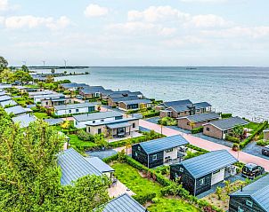 Luchtfoto van Vakantiehuis Pavilion 4 in Bovenkarspel met prachtig uitzicht op de IJsselmeerkust in Noord-Holland.