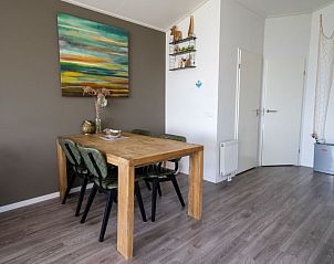 Eethoek in Vakantiehuis Pavilion 4, Bovenkarspel, perfect voor gezellige maaltijden aan de IJsselmeerkust.