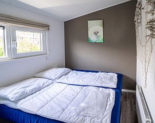 Rustgevende slaapkamer in Vakantiehuis Pavilion 4, Bovenkarspel, voor een goede nachtrust aan de IJsselmeerkust.