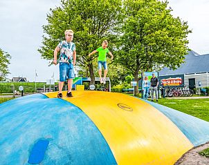 Kinderen springen op trampoline bij Vakantiehuis Pavilion 4 in Bovenkarspel, plezier aan de IJsselmeerkust.
