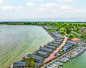 Panoramisch uitzicht op Vakantiehuis Pavilion 4 en de IJsselmeerkust in Bovenkarspel, Noord-Holland.