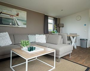 Comfortabele zithoek in Vakantiehuis Pavilion 4, Bovenkarspel, ideaal voor ontspanning aan de IJsselmeerkust.