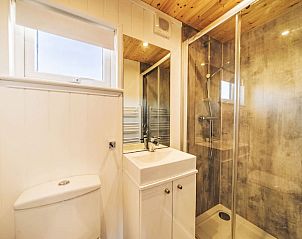 Gezellig terras met zitgelegenheid bij Vakantiehuis Tiny Lodge 4, Bovenkarspel, aan het water.