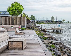 Kindvriendelijke speeltuin bij Vakantiehuis Tiny Lodge 4, Bovenkarspel, ideaal voor gezinnen.