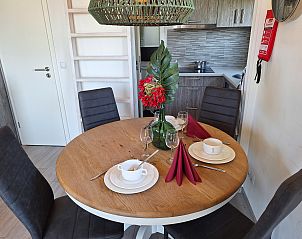 Stijlvolle eethoek in Chalet EuroParcs Markermeer, Bovenkarspel, ideaal voor een gezellige maaltijd.