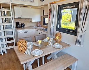 Gezellige eetruimte in de Vrijstaande woning in Bovenkarspel, vakantiehuis aan de IJsselmeerkust, Noord-Holland, met moderne keuken.