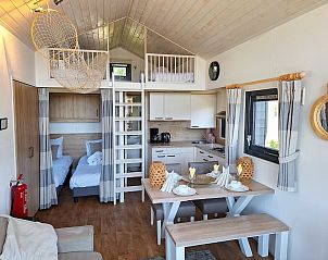 Gezellige binnenruimte van Vrijstaande woning in Bovenkarspel, een vakantiehuis aan de IJsselmeerkust in Noord-Holland met moderne keuken.