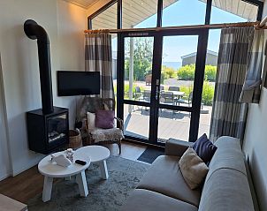 Moderne keuken in de Vrijstaande woning in Bovenkarspel, vakantiehuis aan de IJsselmeerkust, Noord-Holland, met uitzicht op de tuin.