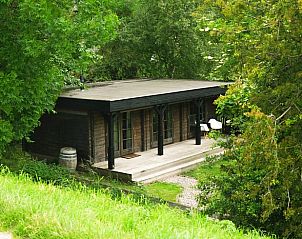 Rustiek vakantiehuis in Schellinkhout met houten veranda, gelegen aan de IJsselmeerkust.