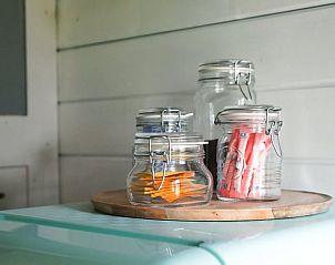 Lichte en gezellige binnenruimte van Vakantiehuis in Schellinkhout met moderne inrichting.