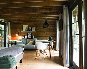 Gezellige zithoek in Vakantiehuis in Schellinkhout, ideaal voor ontspanning.