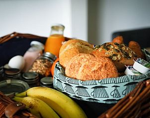 Kitesurfers op het strand nabij Vakantiehuis in Schellinkhout, ideaal voor watersportliefhebbers.