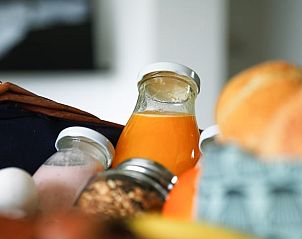 Detail van ontbijt in Vakantiehuis in Schellinkhout met granola en fruit.