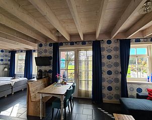 Gezellige binnenruimte van Huisje in Oudesluis, vakantiehuis in Noord-Holland met comfortabele zithoek en eethoek.
