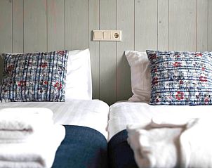 Slaapkamer met tweepersoonsbed in Huisje in Oudesluis, vakantiehuis in Noord-Holland, voor een comfortabele nachtrust.