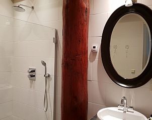 Moderne badkamer met douche in Huisje in Oudesluis, vakantiehuis in Noord-Holland, voor ultiem comfort.