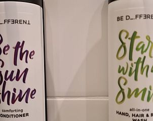 Badkamerartikelen in Huisje in Oudesluis, vakantiehuis in Noord-Holland, voor een ontspannen verblijf.