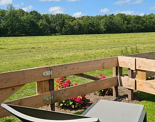 Prachtig uitzicht op de velden vanaf het terras van Huisje in Oudesluis, vakantiehuis in Noord-Holland.