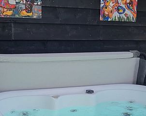 Bubbelbad op het terras van Huisje in Oudesluis, vakantiehuis in Noord-Holland, voor een luxe ervaring.