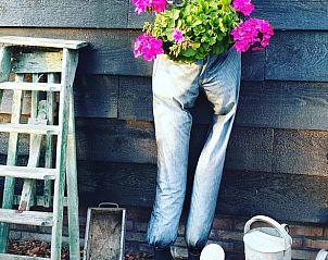 Creatieve tuindecoratie bij Huisje in Oudesluis, vakantiehuis in Noord-Holland, voor een unieke sfeer.