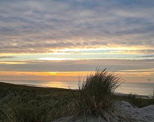 Adembenemende zonsondergang bij het strand nabij Huisje in Oudesluis, vakantiehuis in Noord-Holland.