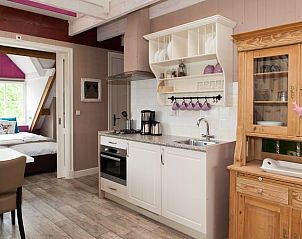 Volledig uitgeruste keuken in Vakantiehuis in Oudesluis, Noord-Holland, ideaal voor culinaire avonturen.