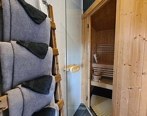 Priv sauna en luxe badkamer in Vakantiehuis in Oudesluis, Noord-Holland voor ultieme ontspanning.