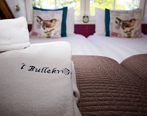 Detail van luxe handdoeken in de slaapkamer van Vakantiehuis in Oudesluis, Noord-Holland.