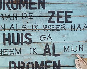 Inspirerende tekst op houten bord in Vakantiehuis in Oudesluis, Noord-Holland.