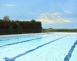 Verfrissend zwembad in de omgeving van Vakantiehuis in Oudesluis, Noord-Holland voor een zomerse duik.