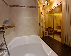 Badkamer met sauna in Huisje in Oudesluis, vakantiehuis in Noord-Holland voor ontspanning en comfort.