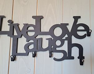 Inspirerende wanddecoratie in Huisje in Oudesluis, vakantiehuis in Noord-Holland met positieve boodschap.