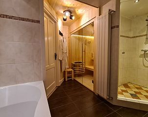 Luxe badkamer in Huisje in Oudesluis, vakantiehuis in Noord-Holland met sauna en ruime douche.