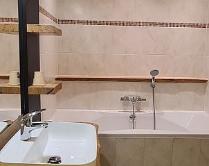 Moderne badkamer in Huisje in Oudesluis, vakantiehuis in Noord-Holland met bad en stijlvolle wastafel.