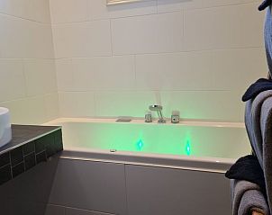 Relax in het bubbelbad van Vakantiehuisje in Oudesluis, een perfecte manier om te ontspannen in Noord-Holland.