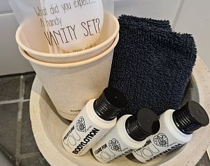 Verzorgingsproducten in de badkamer van Vakantiehuisje in Oudesluis, voor een comfortabel verblijf in Noord-Holland.