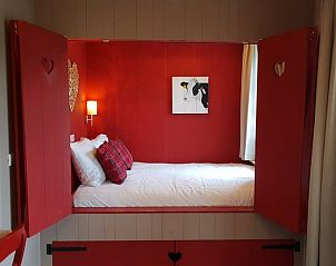 Knusse bedstede in Vakantiehuisje in Oudesluis, Noord-Holland, ideaal voor een unieke slaapervaring.