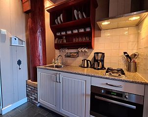 Volledig uitgeruste keuken in Vakantiehuisje in Oudesluis, perfect voor zelfvoorzienend verblijf in Noord-Holland.