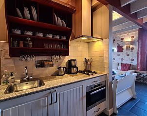 Keuken met moderne apparatuur in Vakantiehuisje in Oudesluis, Noord-Holland, voor een comfortabel verblijf.
