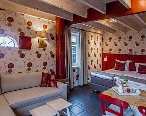 Gezellige woonkamer in Vakantiehuisje in Oudesluis, Noord-Holland met comfortabele zitplaatsen en decoratieve details.