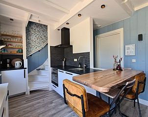 Moderne keuken met houten eettafel in Vakantiehuis in Oudesluis, Noord-Holland, perfect voor culinaire avonden.