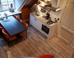 Gezellige keuken en eetruimte in Huisje in Oudesluis, vakantiehuis in Noord-Holland.