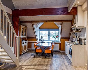 Eetruimte met houten accenten in Huisje in Oudesluis, vakantiehuis in Noord-Holland.