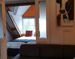 Slaapkamer met comfortabel bed in Huisje in Oudesluis, vakantiehuis in Noord-Holland.