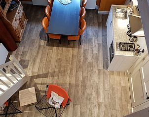 Uitzicht op keuken en eetruimte vanuit boven in Huisje in Oudesluis, vakantiehuis in Noord-Holland.