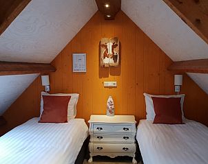 Tweepersoons slaapkamer onder het dak in Huisje in Oudesluis, vakantiehuis in Noord-Holland.