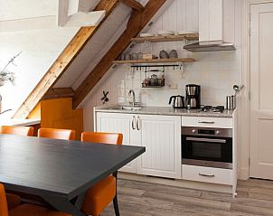 Moderne keuken met eetruimte in Huisje in Oudesluis, vakantiehuis in Noord-Holland.